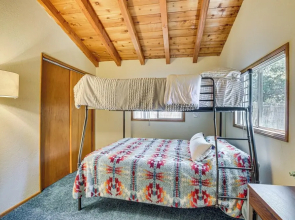 Cedar Glen Cabin  3 Mi to Lake Arrowhead Village!
