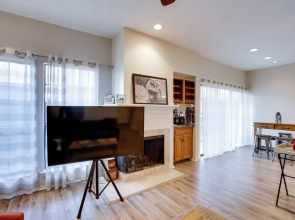 Comfortable Dallas Condo Close to Attractions