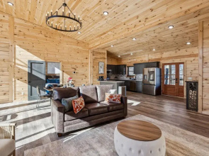 Brand New Cabin w Fire Pit Hot Tub Gameroom