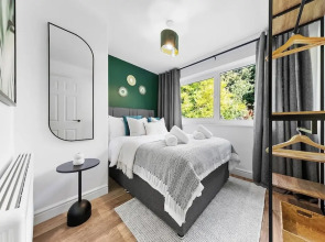 2BR Flat, Free Parking, Close to Airport & Centre