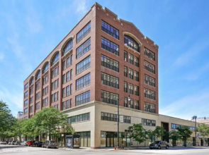 McCormick Place modern loft with an amazing city skyline view and optional parking for 6 guests