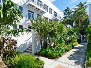 Truman's Hideaway by Avantstay Great Location w/ Patio, Outdoor Dining, BBQ & Shared Pool! Week Long Stays