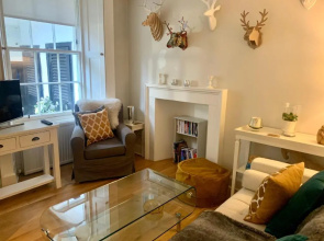 Contemporary Edinburgh 2B City Centre garden flat, close to Castle