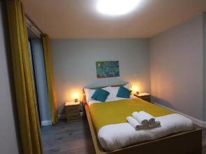 Stunning Top Floor Southside Apartment 2 BEDS PARKING WIFI NETFLIX