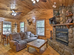 Cozy Starlight Cabin: 6 Miles to Beavers Bend!