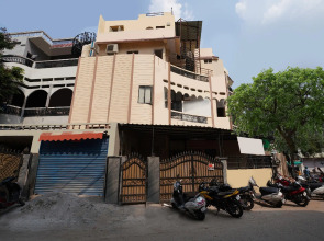 CAPITAL O 15141 Townvilla Guest House