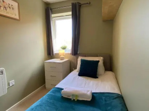 Modern Two Bedroom Apartment with Free Parking, Wifi and Netflix by HP Accommodation