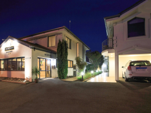 DeLorenzo's Studio Apartments