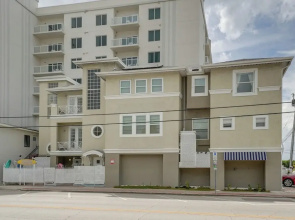Coastal 'sea Side' Townhome - Walk to Beach!