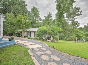 Rustic Chic Home: 1 Mi to Dtwn Hot Springs!