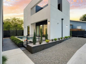 Modern East Austin Home w/ Pool, Near Downtown & Lady Bird Lake Casa 1803 by Avantstay