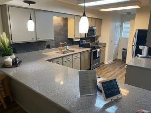 Updated 2 Bedroom Penthouse Condo Central Location 2 Pools Hot Tub Wifi Foothills A-20