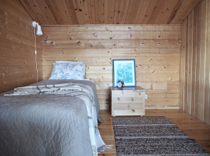 Cozy 4BR Lakeside Cottage with Sauna
