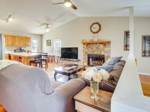 2 Mi to Dtwn Ellijay! Outdoorsy Escape w/ Hot Tub
