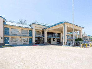 Econo Lodge Inn & Suites