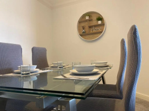 The Duplex Nairn- Spacious 3 Bedroom with sunny balcony