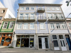 Bonjardim Studio w/ Balcony by LovelyStay