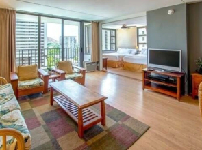 Spacious 14th Floor Corner Suite, Partial Diamond Head and Ocean Views, FREE Parking! by Koko Resort Vacation Rentals