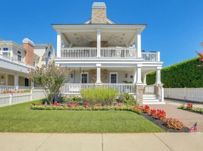 Spacious Avalon Beach House - 2 Blocks to Water!