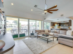 Canal Access & Pool: Lighthouse Point Getaway!