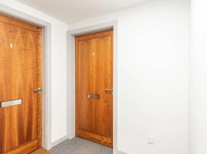 Stunning 2BR Waterside Apartment Close to Station