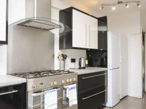 Room in Guest Room - Spacious Beautiful Room in Coventry