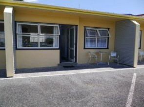 Raglan Palm Beach Motel