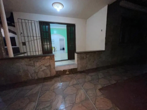 Casa térrea a 2 min da praia dos anjos