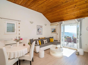 Indy's Beach Apartments