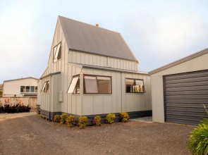 Beach Central - Whangamata Holiday Home