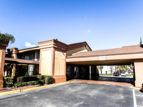 Econo Lodge Inn And Suites Near Florida Mall