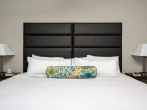 Bold CozySuites w/pool, gym, roof 8