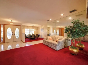 Relaxing Tampa Abode w/ Screened Lanai & Pool