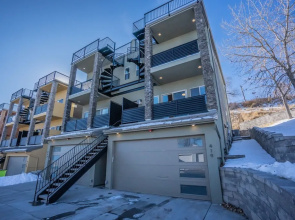 Modern Rooftop Patio New-build Townhome in COS