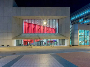 Top Floor!  Amazing Views, Free Parking, Fast Wifi & Gym!