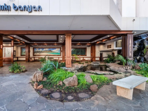 Spacious 14th Floor Corner Suite, Partial Diamond Head and Ocean Views, FREE Parking! by Koko Resort Vacation Rentals