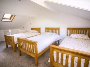 2-bed Apartment, Sleeps 6, 8-min Walk to Centre