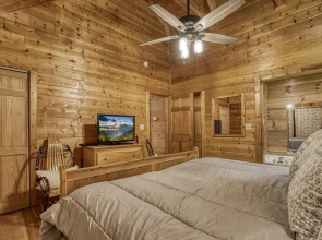 Er7 - My Old Friend - Great Location! Close To All The Action! 1 Bedroom Cabin by RedAwning