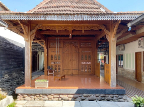 Adipura Guesthouse Syariah RedPartner near Terminal Nganjuk