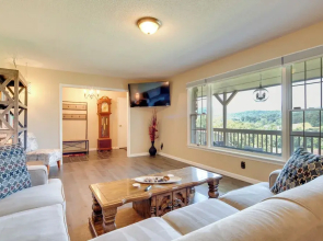 11 Mi to Asheville: Scenic Retreat w/ Game Room