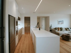 Obelisk - Sleeps 8 - Modern & Stylish