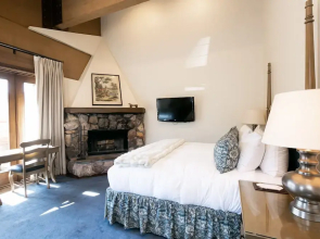 Sterling One Bedroom Suite in Great location with Majestic Mountain Views 1 Condo by RedAwning