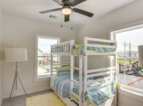 Pet-friendly Galveston Retreat < 1 Mi to Beaches!