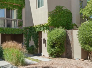 Stone's Throw - Unbeatable Location, Lovely Modern Interior