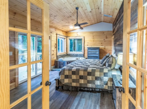 Stunning 2BR Cabin with Mountain Views