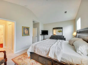 Hampton Condo: By Convention Center & Coliseum!