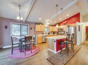 Heart of Anchorage! Home Near Shops & Eats