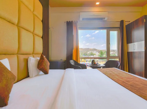 Fabhotel Prime The Royal Galaxy
