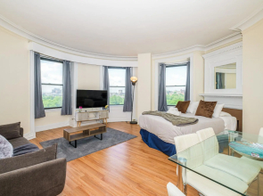 Gorgeous 1BR + View | Theatre District | Evonify