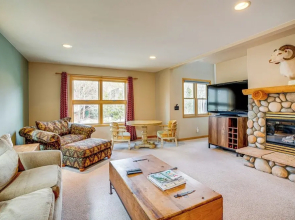 8 Mi to Skiing: Mtn-view Getaway in Frisco!